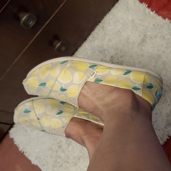 2 pairs TOMS  shoes , size 8 - Picture 7 of 9